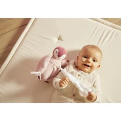 Kaloo Peluche à bisous manchot Rose< Peluche Rose|Peluche Manchot